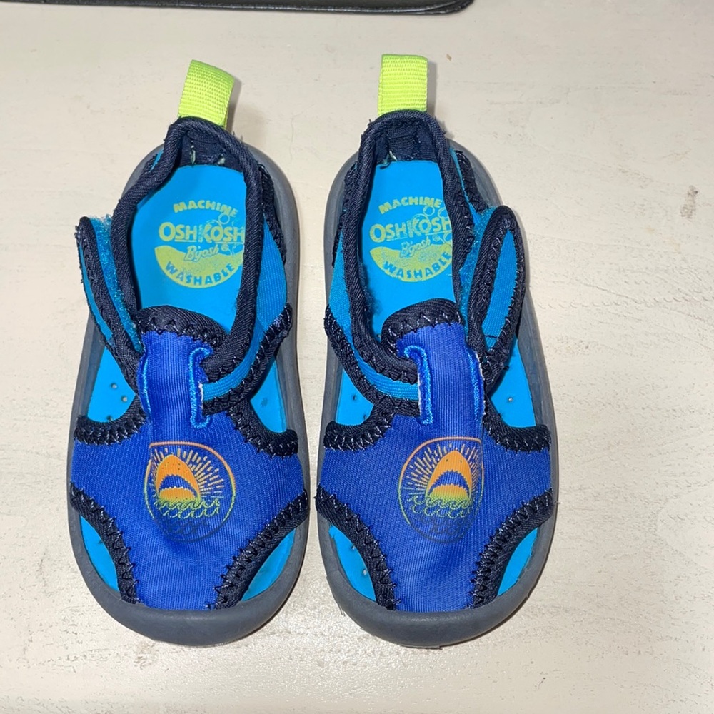 Oshkosh Bgosh boys swim shoes